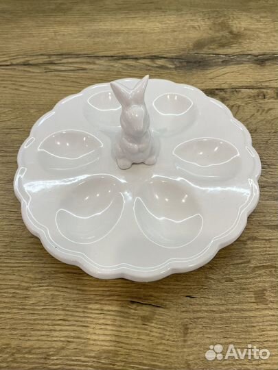 Тарелка с кроликами