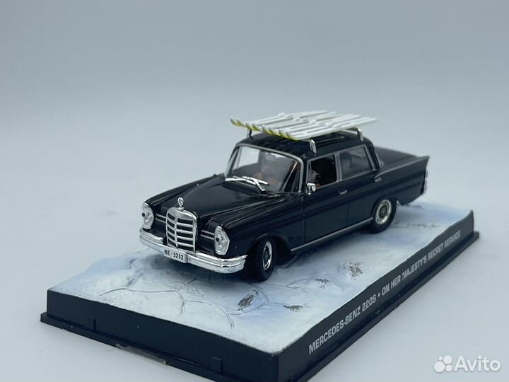 Mercedes-Benz - 220S W111 On Her Majesty's Secret