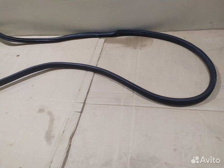 Уплотнитель двери передний правый Nissan Almera