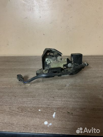 Замок задней двери Киа Спектра