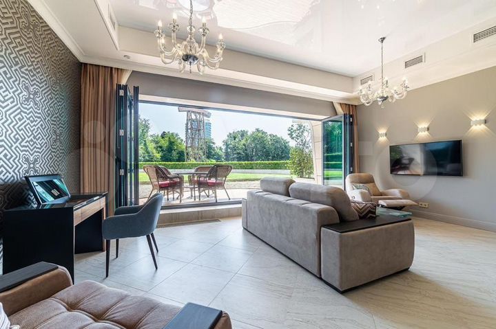 2-к. квартира, 96 м², 1/18 эт.