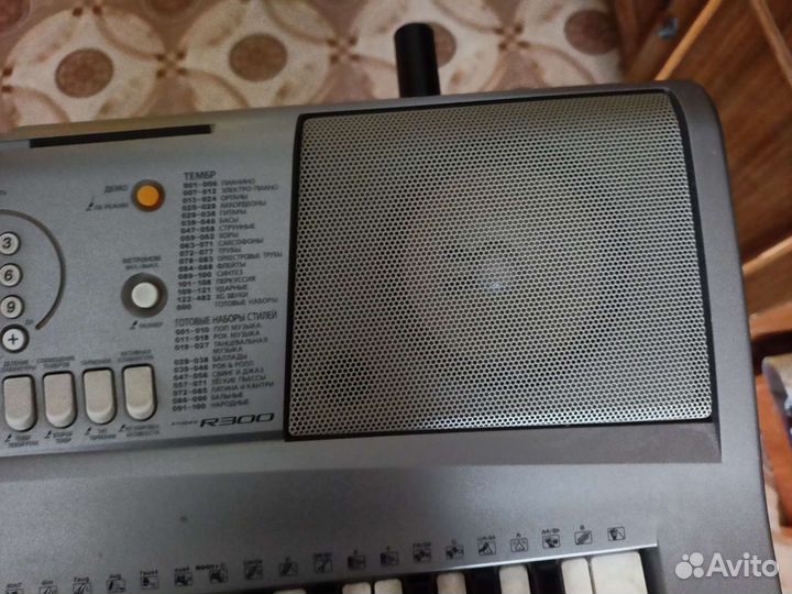 Yamaha psr r300
