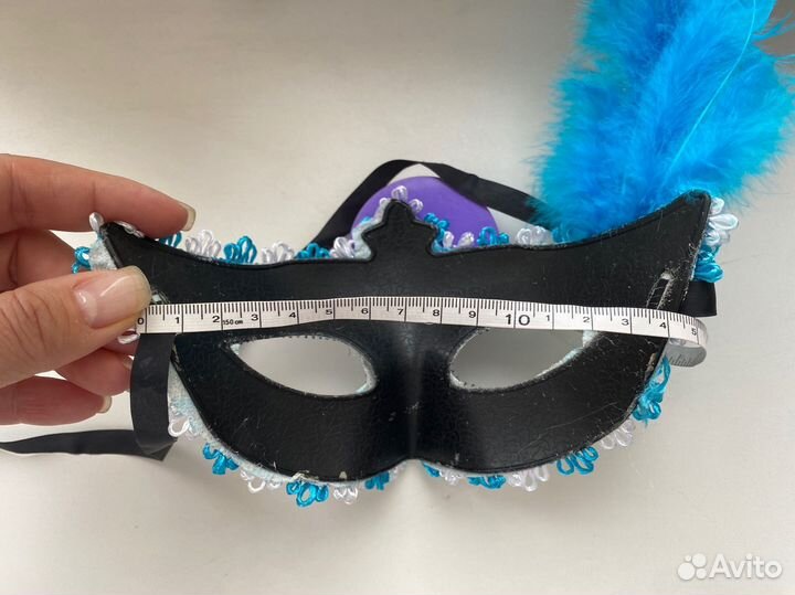 Маска голубая ажурная с перьями