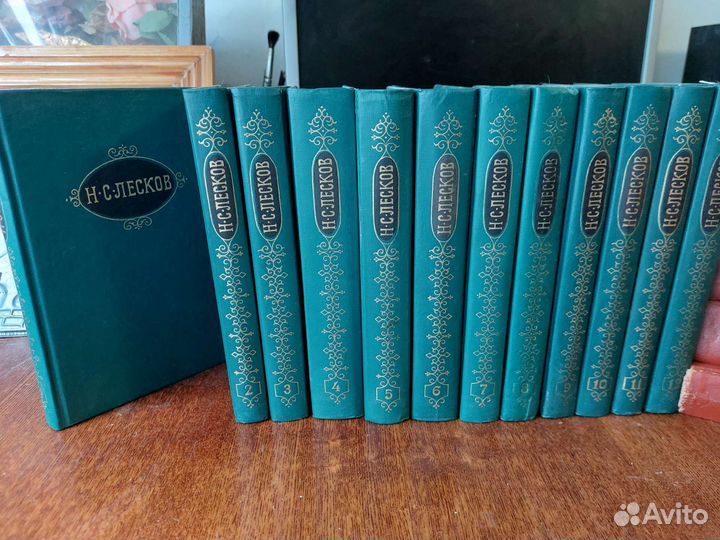 Книги Лесков,Сухомлинский,детективы