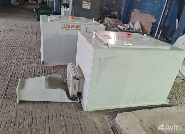 Теплый бак для перевозки живой рыбы