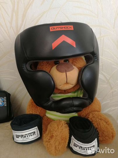 Шлем и перчатки для единоборств