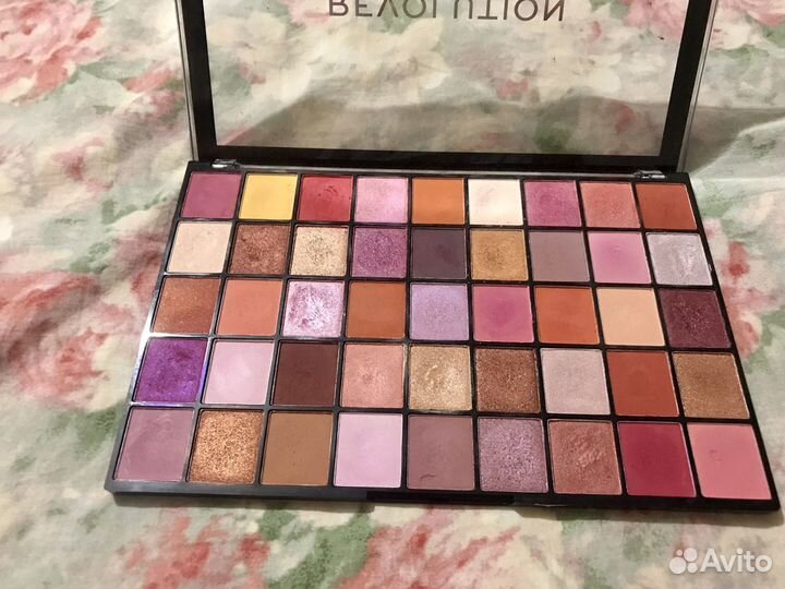 Палитра теней Make up Revolution