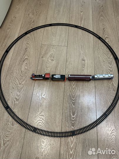 Железная дорога с поездом