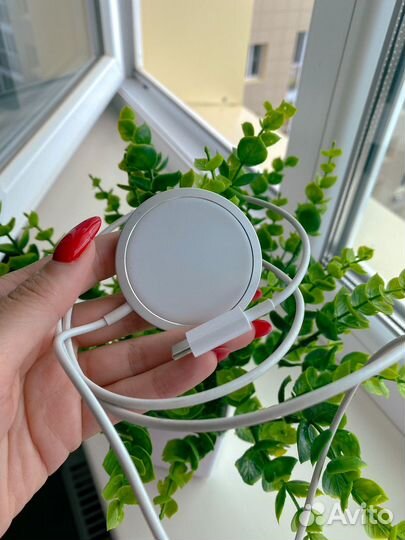 Беспроводное зарядное устройство Apple MagSafe