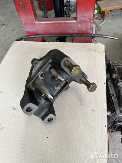 Кулак поворотный маз (отверстие шкв. под подш