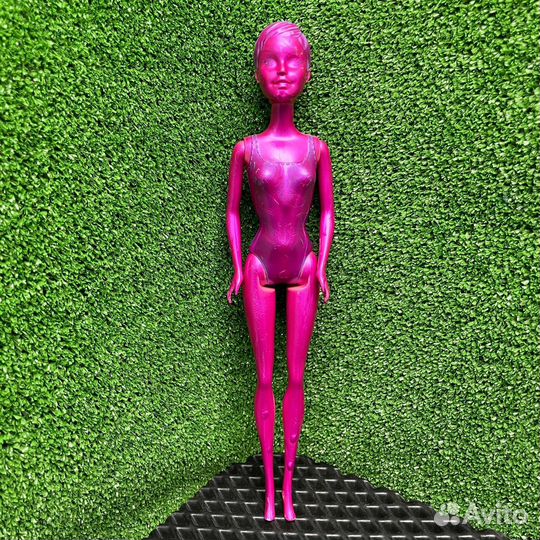 Кукла Барби меняет цвет в воде