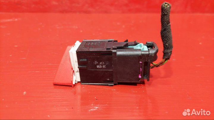 Кнопка аварийной сигнализации Volkswagen Touran