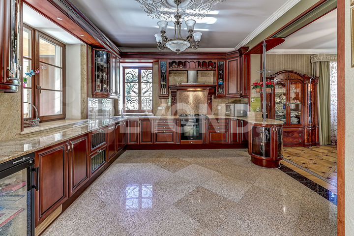 Дом 557 м² на участке 36 сот.