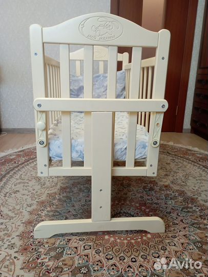 Детская кроватка с маятником