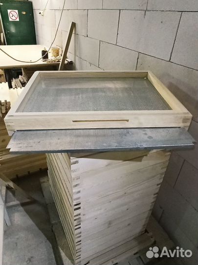 Ульи с противоварроатозным и глухим дном