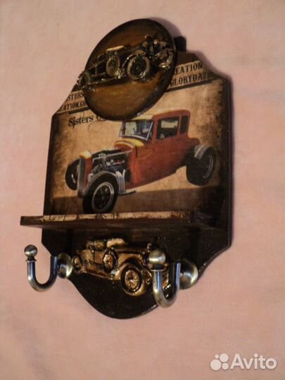 Вешалка для детской комнаты с полочкой. Ключница