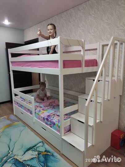 Двухъярусная кровать с лестницей