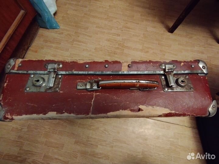 Чемодан оооооочень старенький