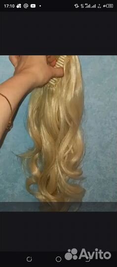 Хвост на заколке краб блонд кудрявый