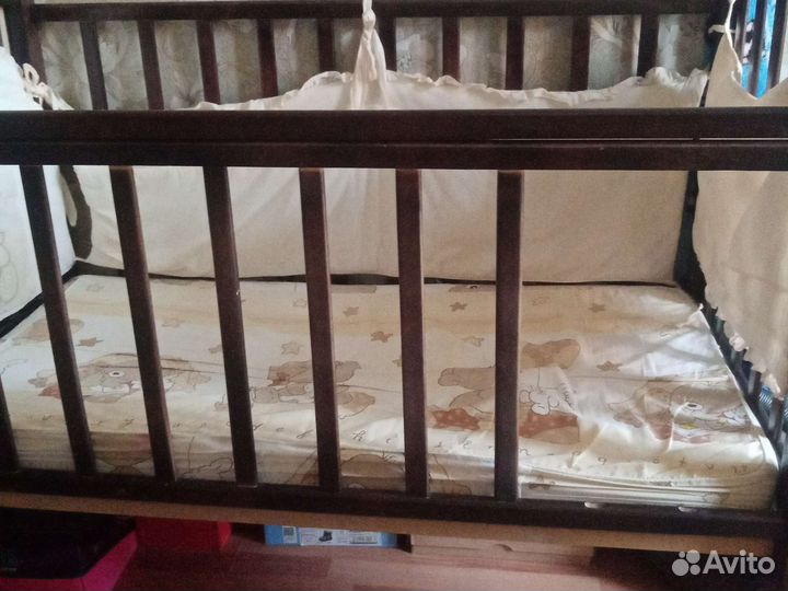 Детская кроватка с маятником