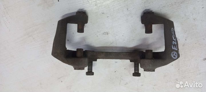 Скоба переднего суппорта Mercedes W207