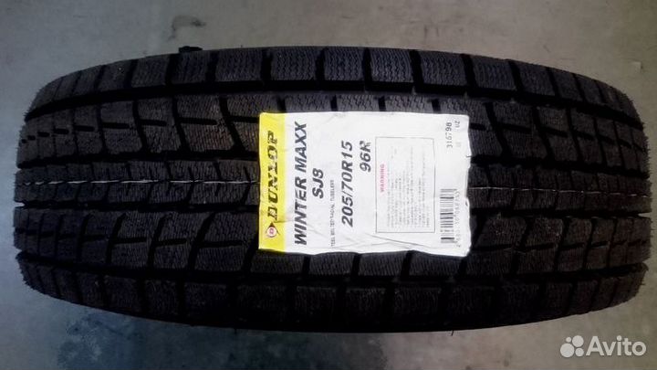 Dunlop Winter Maxx SJ8 235/60 R17 102R