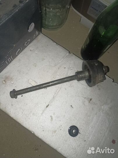 Осевой болт