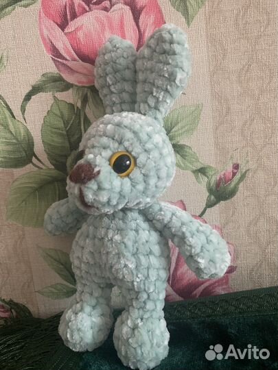 Плюшевый заяц вязаный