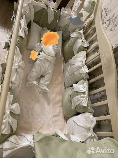 Детская кроватка с маятником