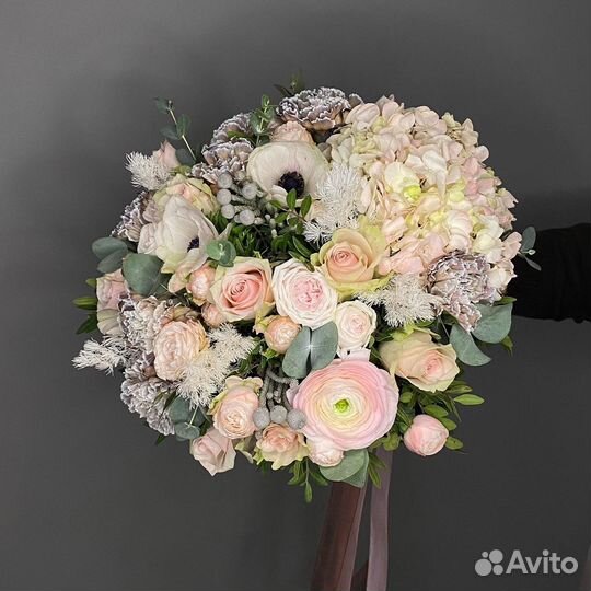 Букет с ранункулюсом