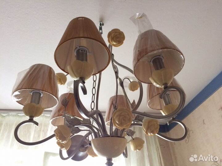 Продам новую люстру на высокие потолки