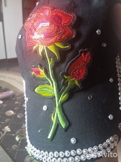 Кепка женская со стразами и пайетками