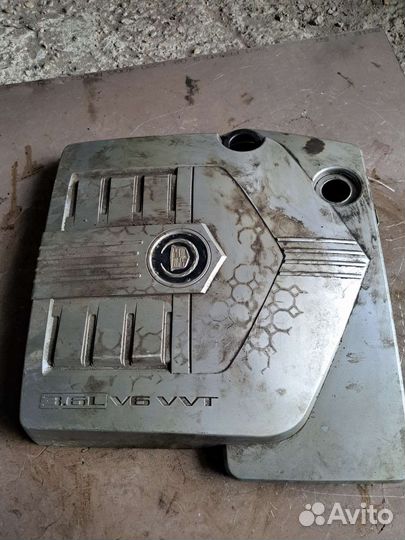 Декоративная накладка двигателя на Cadillac SRX