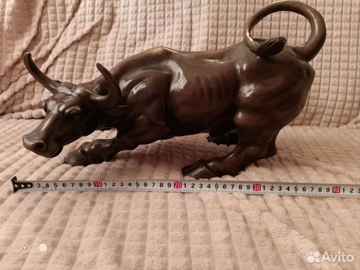 Большой бронзовый бык