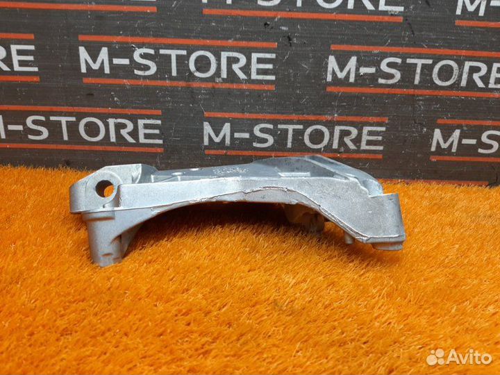 Кронштейн подушки двигателя правый Volkswagen