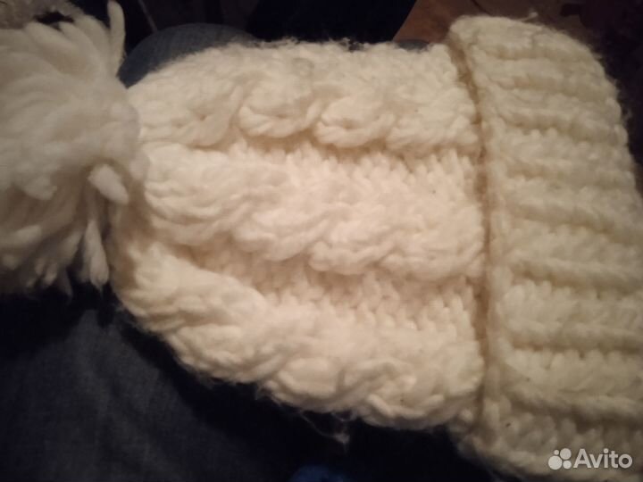 Зимняя белая шапка