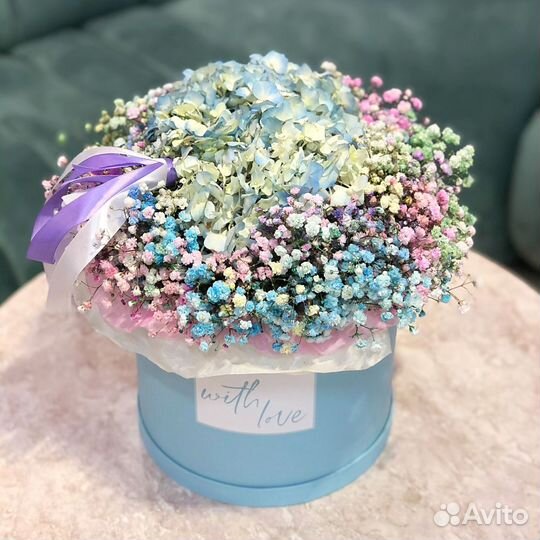 Букет радужной гипсофилы в шляпной коробке