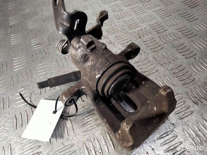 Суппорт задний левый Mitsubishi Colt Z30