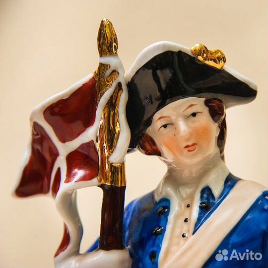 Фарфоровая Статуэтка Солдат