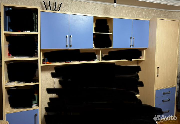 Кровать односпальная и шкаф