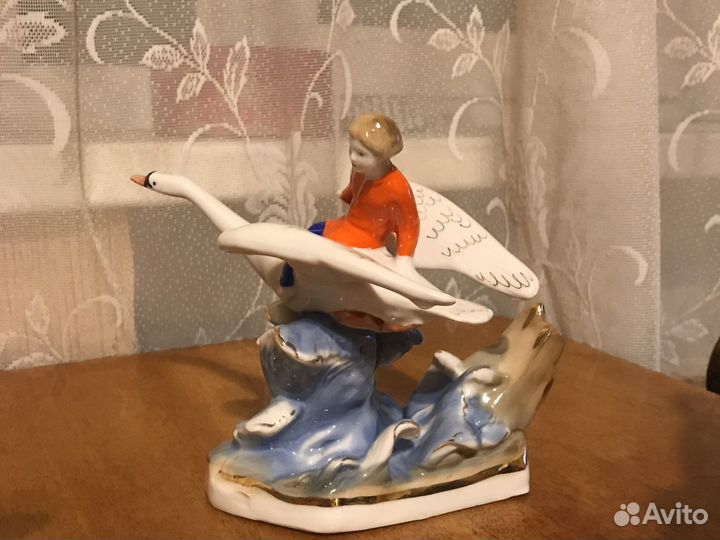 Фарфоровый сервиз,графин и статуэтка,всё из СССР