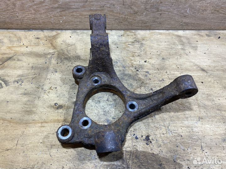 Поворотный кулак передний правый Opel Antara X100