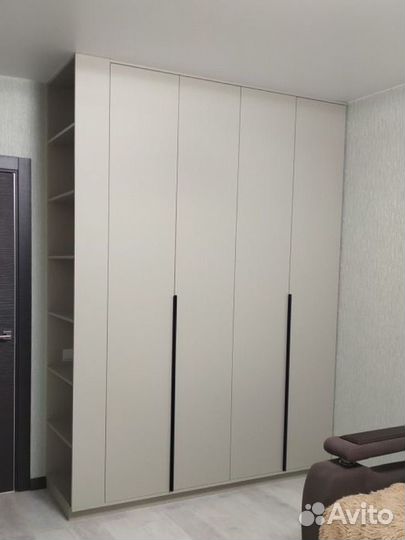 Современный распашной шкаф