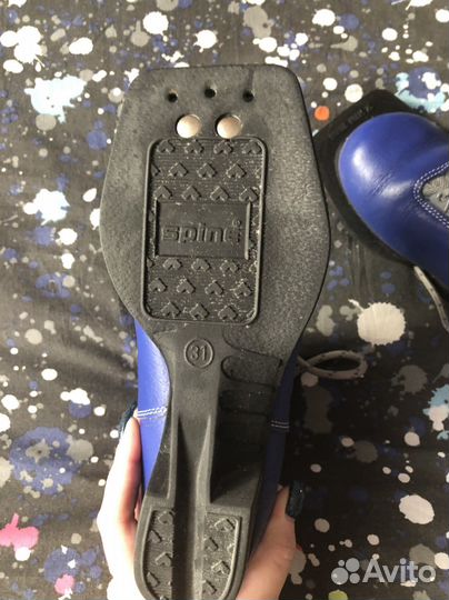 Лыжные ботинки лыжи и палки