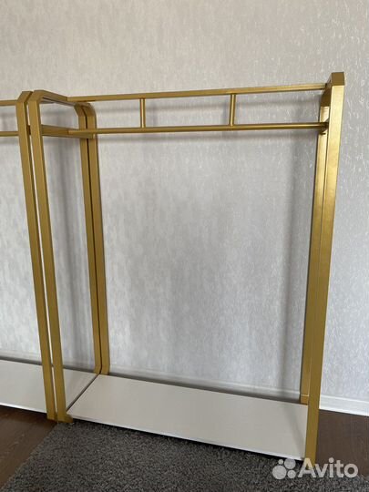 Вешало для одежды с полкой