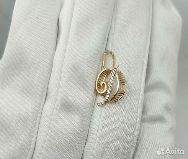 Золотая подвеска с камнем