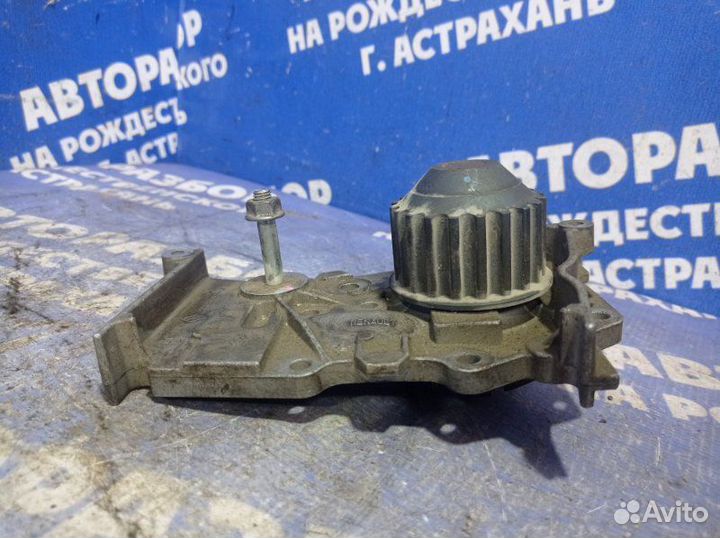 Помпа Renault Fluence 1 седан K4M 2010