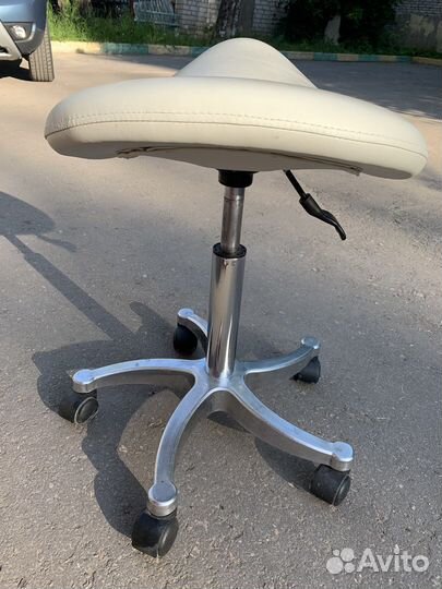 Стул седло для мастера и тележка парикмахерская