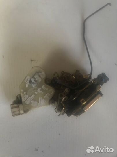 Замок двери передний левый Nissan Cefiro A33