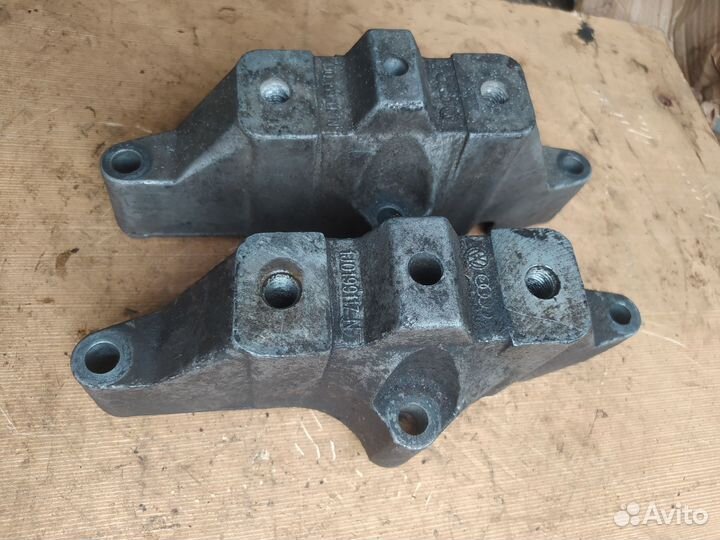 Кронштейн правый АКПП VW Audi Skoda 1J0199117N